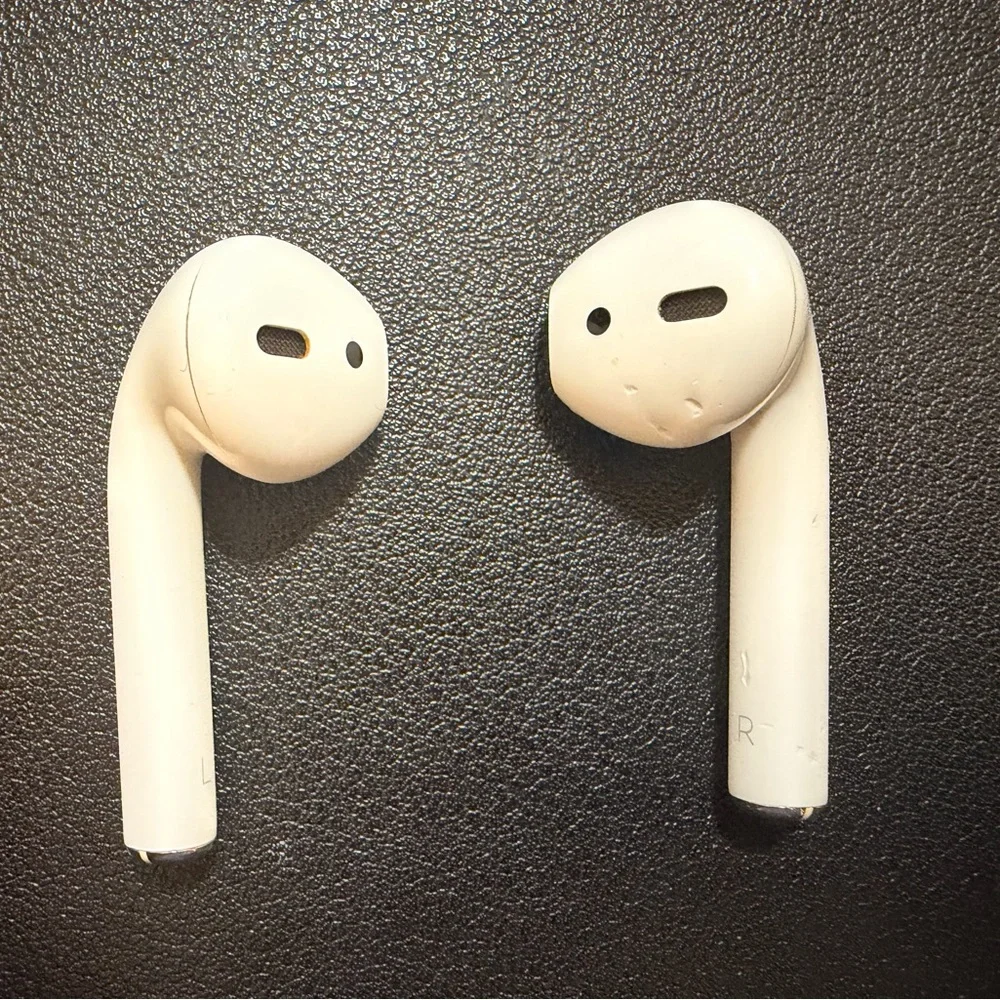 Apple AirPods with Wireless Charging Case